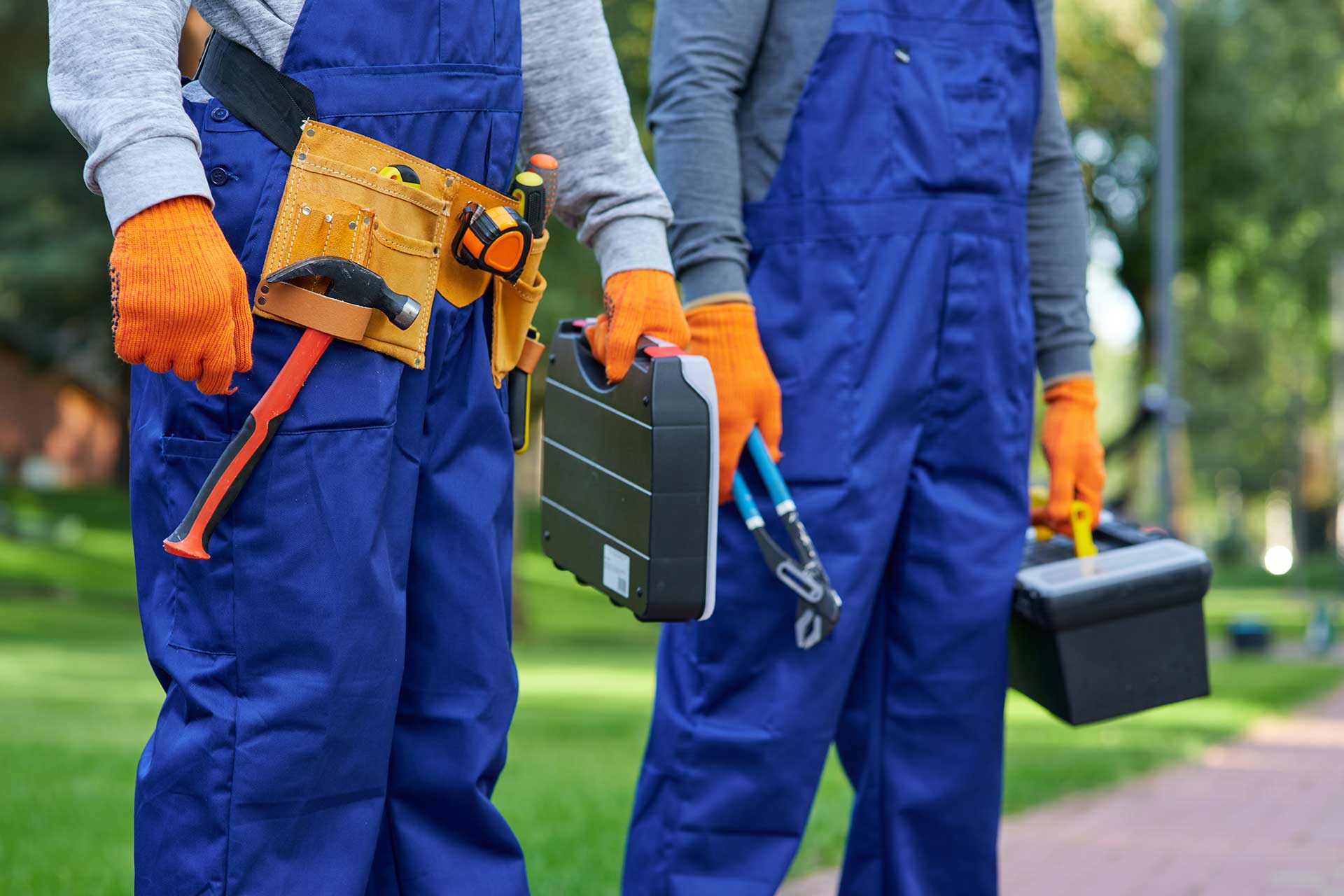 Trabajadores con herramientas